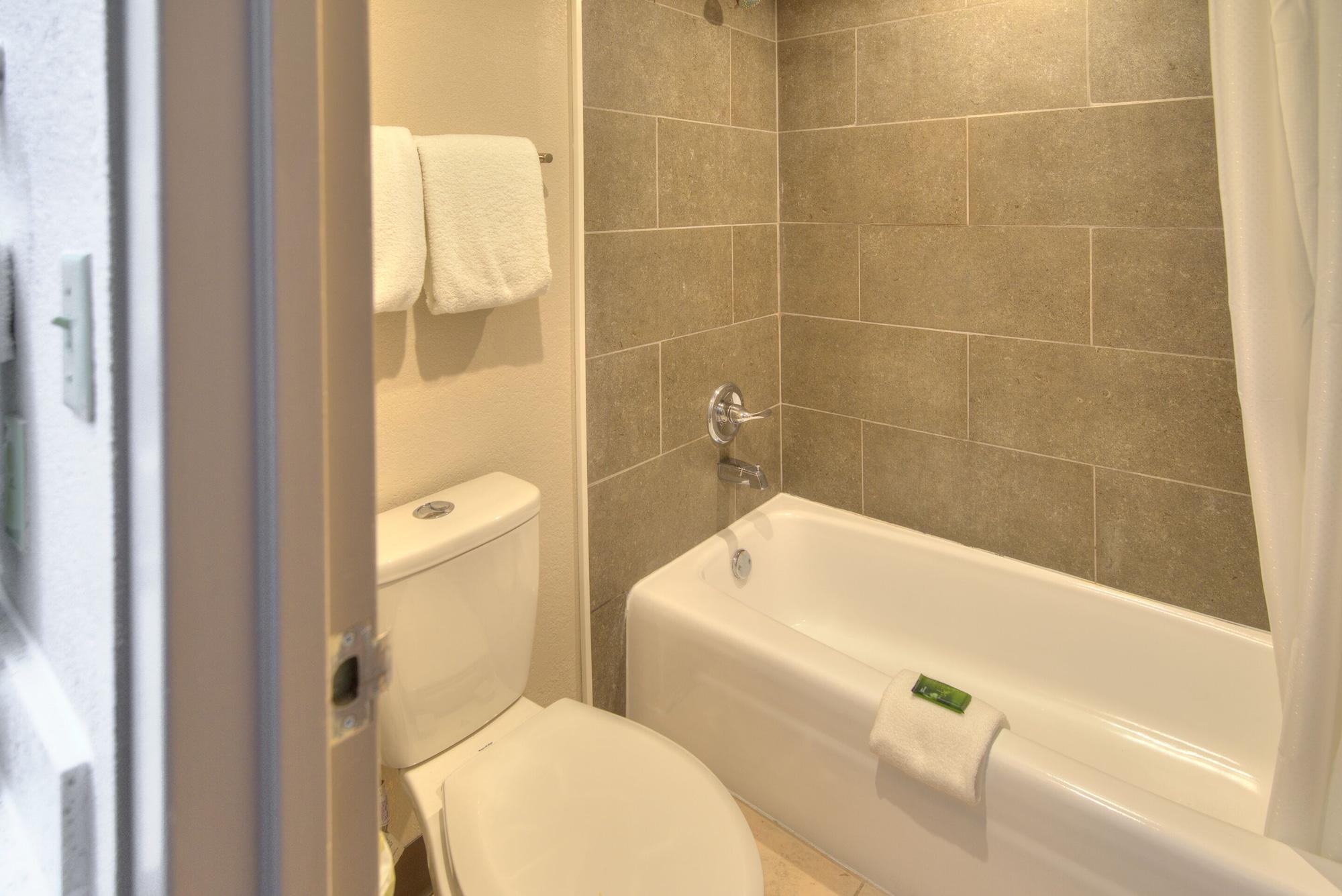 Clarion Pointe Downtown Hotel