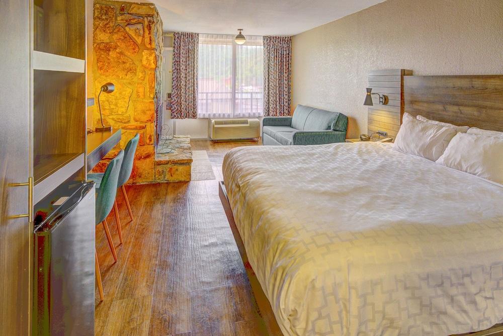 Clarion Pointe Downtown 2*