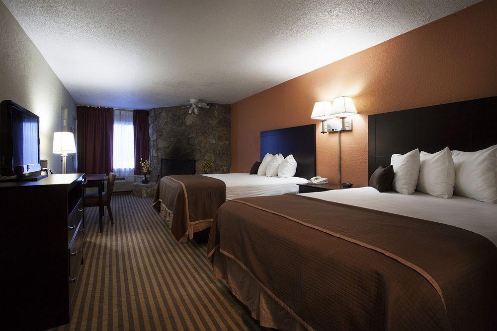 Clarion Pointe Downtown 2*