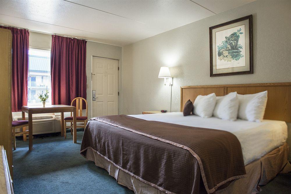 Clarion Pointe Downtown Hotel