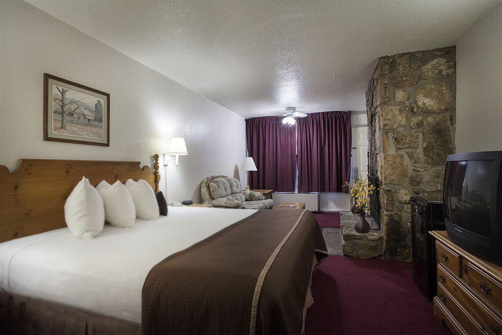 Clarion Pointe Downtown 2*
