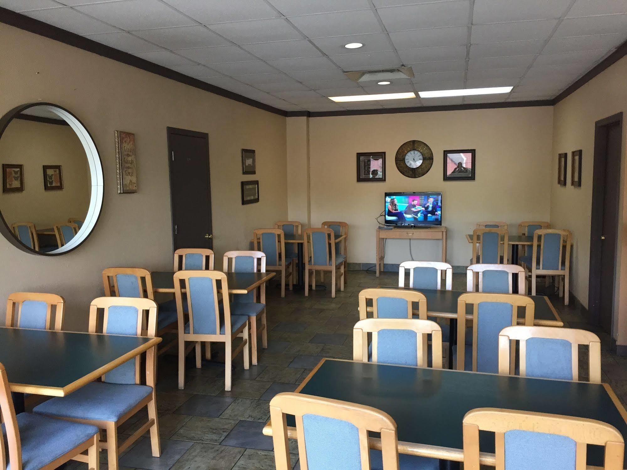 Clarion Pointe Downtown 2*
