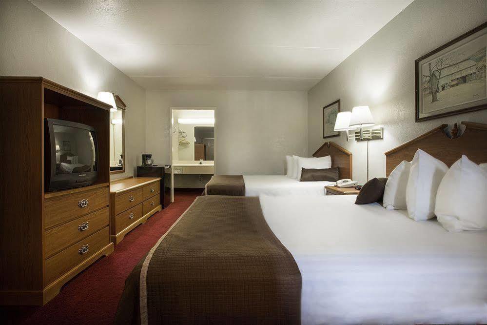 Clarion Pointe Downtown Hotel 2*